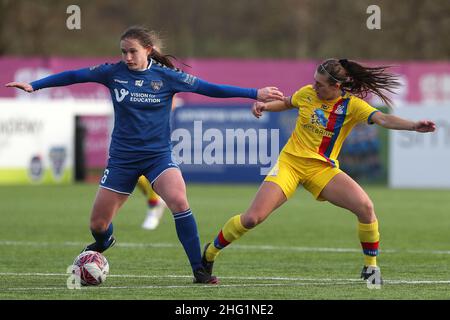 DURHAM, Großbritannien JAN 16th Sarah Robson von Durham Women in Aktion mit Molly Sharpe von Crystal Palace während des FA Women's Championship Matches zwischen dem Durham Women FC und Crystal Palace im Maiden Castle, Durham City am Sonntag, 16th. Januar 2022. (Kredit: Mark Fletcher | MI News) Kredit: MI Nachrichten & Sport /Alamy Live News Stockfoto