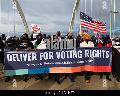 17. Januar 2022, Washington, District of Columbia, USA: Stephanie Young, Yolanda Renee King, Arndrea Waters King, Martin Luther King III, Arndrea Waters King, Rep. Joyce Beatty und Rep. Terry Sewell halten das Banner „Deliver for Voting Rights“ während eines marsches über die DCÃs Frederick Douglass Bridge. Die Überfahrt war symbolisch für ihre Botschaft an den Kongress, das Stimmrecht zu erfüllen, so wie sie es für Brücken getan hat. Der marsch war Teil des jährlichen D.C. Peace Walk: Veränderung geschieht mit guter Hoffnung und einem Traum. (Bild: © Sue Dorfman/ZUMA Press Wire) Stockfoto