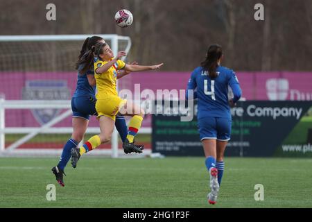 DURHAM, Großbritannien JAN 16th Molly Sharpe von Crystal Palace in Aktion mit Sarah Robson von Durham Women während des FA Women's Championship-Spiels zwischen dem FC Durham Women und Crystal Palace im Maiden Castle, Durham City, am Sonntag, 16th. Januar 2022. (Kredit: Mark Fletcher | MI News) Kredit: MI Nachrichten & Sport /Alamy Live News Stockfoto