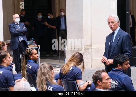 Mauro Scrobogna /LaPresse September 27, 2021&#xa0; Rom, Italien Politik Chigi - Treffen mit den italienischen Nationalvolleyballteams auf dem Foto: Der Präsident des CONI Giovanni Malag&#XF2; mit italienischen nationalen Volleyball-Champions Europas Stockfoto