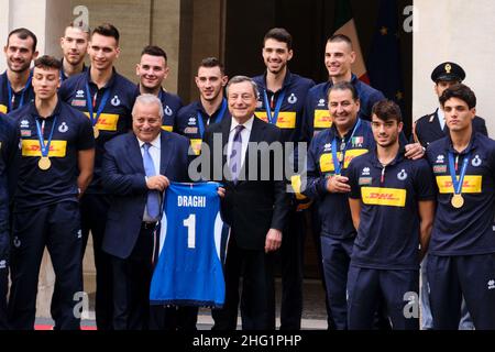 Mauro Scrobogna /LaPresse September 27, 2021&#xa0; Rom, Italien Politik Chigi - Treffen mit den italienischen Volleyball-Nationalmannschaften auf dem Foto: Der Ratsvorsitzende Mario Draghi empfängt den italienischen Volleyball-Nationalmeister Europas Stockfoto