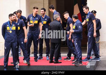 Mauro Scrobogna /LaPresse September 27, 2021&#xa0; Rom, Italien Politik Chigi - Treffen mit den italienischen Volleyball-Nationalmannschaften auf dem Foto: Der Ratsvorsitzende Mario Draghi empfängt den italienischen Volleyball-Nationalmeister Europas Stockfoto