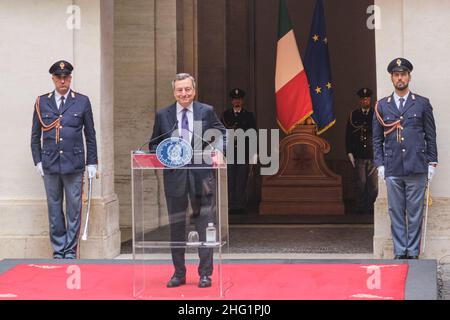 Mauro Scrobogna /LaPresse September 27, 2021&#xa0; Rom, Italien Politik Chigi - Treffen mit den italienischen Volleyball-Nationalmannschaften auf dem Foto: Der Ratsvorsitzende Mario Draghi empfängt den italienischen Volleyball-Nationalmeister Europas Stockfoto