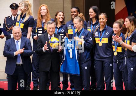 Mauro Scrobogna /LaPresse September 27, 2021&#xa0; Rom, Italien Politik Chigi - Treffen mit den italienischen Volleyball-Nationalmannschaften auf dem Foto: Der Ratsvorsitzende Mario Draghi empfängt den italienischen Volleyball-Nationalmeister Europas Stockfoto