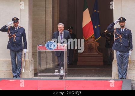 Mauro Scrobogna /LaPresse September 27, 2021&#xa0; Rom, Italien Politik Chigi - Treffen mit den italienischen Volleyball-Nationalmannschaften auf dem Foto: Der Ratsvorsitzende Mario Draghi empfängt den italienischen Volleyball-Nationalmeister Europas Stockfoto