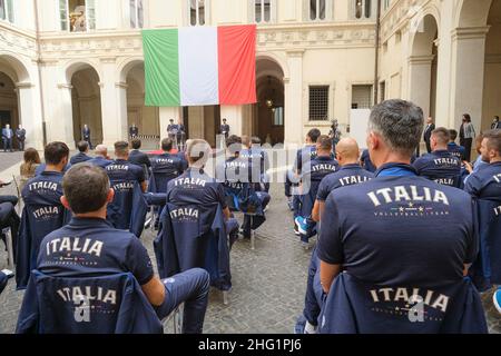 Mauro Scrobogna /LaPresse September 27, 2021&#xa0; Rom, Italien Politik Chigi - Treffen mit den italienischen Volleyball-Nationalmannschaften auf dem Foto: Der Ratsvorsitzende Mario Draghi empfängt den italienischen Volleyball-Nationalmeister Europas Stockfoto