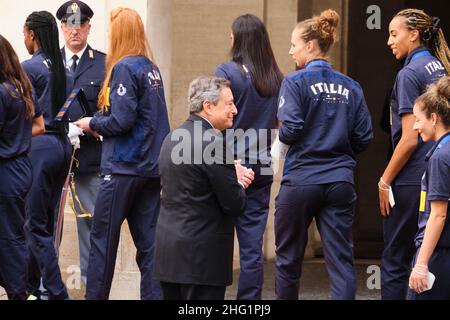 Mauro Scrobogna /LaPresse September 27, 2021&#xa0; Rom, Italien Politik Chigi - Treffen mit den italienischen Volleyball-Nationalmannschaften auf dem Foto: Der Ratsvorsitzende Mario Draghi empfängt den italienischen Volleyball-Nationalmeister Europas Stockfoto