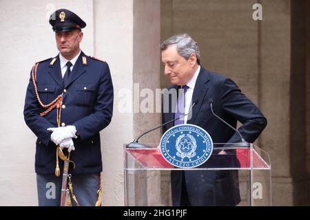 Mauro Scrobogna /LaPresse September 27, 2021&#xa0; Rom, Italien Politik Chigi - Treffen mit den italienischen Volleyball-Nationalmannschaften auf dem Foto: Der Ratsvorsitzende Mario Draghi empfängt den italienischen Volleyball-Nationalmeister Europas Stockfoto