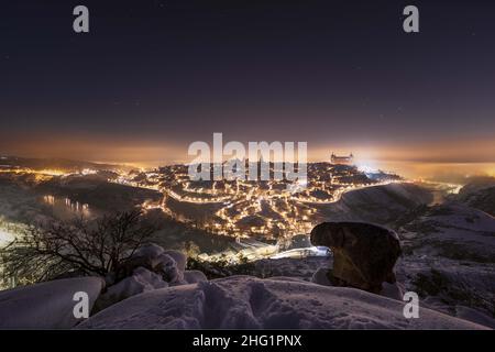 Stadt in der Nacht unter einer Decke aus Schnee und Nebel. Toledo Stockfoto