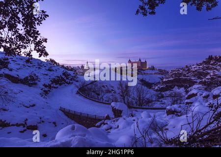 Sonnige Altstadt unter einer Schneedecke. Stockfoto