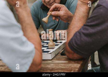 Zwei Männer spielen im Sommer im Freiluftpark Schach Stockfoto