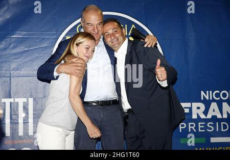 Cecilia Fabiano/ LaPresse 27. September 2021 - Rom (Italien) Politik Wahlkampf für die Bürgermeisterin von Michetti mit Giorgia Meloni, Nicola Franco und Enrico Michetti im Pic: Wahlkampf von Fratelli d&#X2019;Italia in den Nachbarländern von Giardinetti Stockfoto