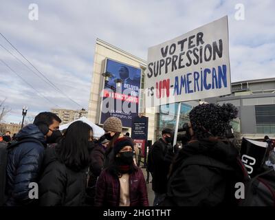 17. Januar 2022, Washington, District of Columbia, USA: Ein Teilnehmer des „Deliver for Voting Rights March“ hält während einer Kundgebung vor märz ein „Wählerunterdrückung ist UN-amerikanisch“-Zeichen. Die Kreuzung war Teil des jährlichen Friedenswalk von D.C.: Veränderung geschieht mit guter Hoffnung und einem Traum. (Bild: © Sue Dorfman/ZUMA Press Wire) Stockfoto