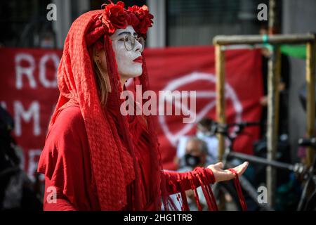 Claudio Furlan/LaPresse September 29, 2021 Mailand , Italien News Flash Mob der Umweltbewegung Extinction Rebellion vor dem Rai-Hauptquartier in corso Sempione gegen den Klimawandel, mit einer Performance der Roten Rebellenbrigade Stockfoto