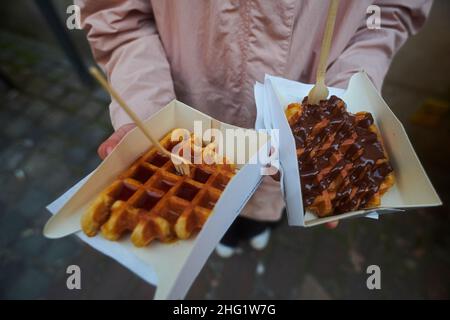 Zwei frische Waffeln im Stadtzentrum von Brügge Stockfoto