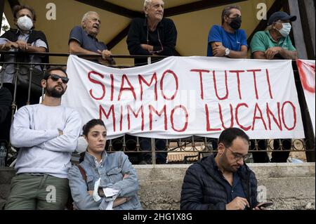 Foto Valeria Ferraro/LaPresse 1-10-2021 Riace, Reggio Calabria Cronaca Riace, Manifest di sollidarietà per la condanna di Domenico Lucano Foto Valeria Ferraro/LaPresse 01. Oktober 2021 Riace, Reggio Calabria News Menschen in der Nähe eines Transparents mit dem Titel "Wir sind alle Mimmo Lucano". In dem kleinen kalabrischen Dorf wurde eine Demonstration für die Verurteilung von Domenico Lucano, dem einwanderungsfreundlichen ehemaligen Bürgermeister von Riace, organisiert. Lucano, der für die Regionalwahlen mit der Liste „UN’Altra Calabria è possibile“ kandidiert, wurde von der Jury in Locri ON der kriminellen Verschwörung und anderen Anklagen für schuldig befunden Stockfoto