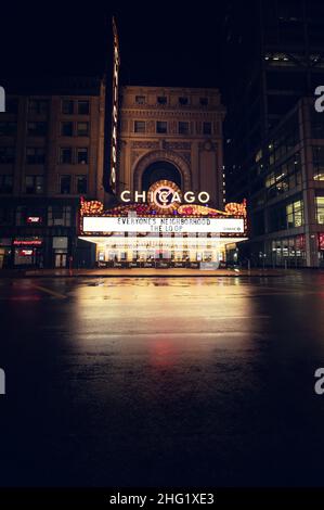 22. Oktober 2020 - Plakat des Chicago Theatre bei Nacht Stockfoto