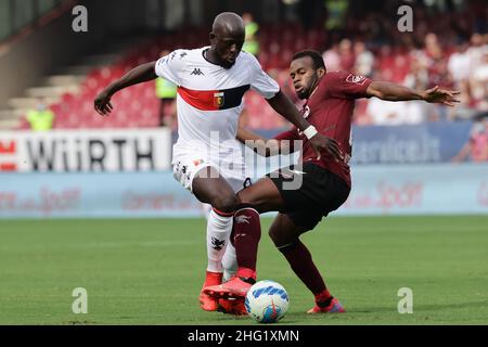 Alessandro Garofalo/LaPresse 02. Oktober 2021 Salerno, Italien Sportfußball Salernitana vs Genua - Italienische Fußballmeisterschaft Liga A 2021/2022 - Arechi Stadion. Im Bild: Abdoulaye Toure (Genua FC); Lassana Coulibaly (US Salernitana 1919); Stockfoto