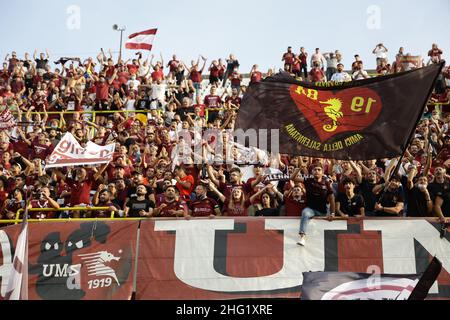 Alessandro Garofalo/LaPresse 02. Oktober 2021 Salerno, Italien Sportfußball Salernitana vs Genua - Italienische Fußballmeisterschaft Liga A 2021/2022 - Arechi Stadion. Im Bild: Supporter (US Salernitana 1919); Stockfoto