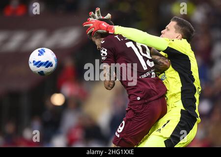 LaPresse - Fabio Ferrari 02. Oktober 2021 Turin, Italien Sportfußball EXKLUSIV TURIN FC Turin FC vs Juventus FC - Italienische Fußballmeisterschaft League A Tim 2021/2022 - "Olimpico Grande Torino" Stadion. Im Bild: Antonio Sanabria (FC Turin);Wojciech Szczesny (Juventus F.C.); Stockfoto