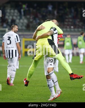 Spada/LaPresse 02. Oktober 2021 - Turin , Italien Sport, Fußball Torino vs Juventus - Italienische Serie A Fußballmeisterschaft 2021/2022 - Grande Torino Stadium. Auf dem Foto: Juventus Spieler feiern am Ende des Spiels , Wojciech Szczesny (Juventus F.C.); Leonardo Bonucci (Juventus F.C.); Stockfoto