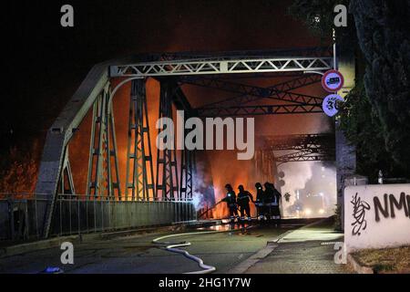 Mauro Scrobogna /LaPresse 03. Oktober 2021 Rom, Italien Nachrichten auf dem Foto: Das Feuer und der teilweise Zusammenbruch, offenbar aufgrund eines Gaslecks, der Industrie- oder Eisenbrücke, die die Ufer des Tibers zwischen Ostiense und Marconi verbindet Stockfoto