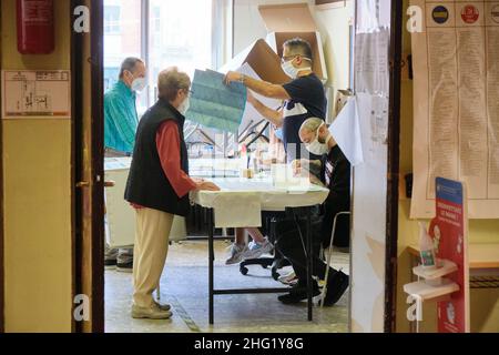 Mauro Scrobogna /LaPresse 03. Oktober 2021 Rom, Italien Politik 2021 Kommunalwahlen in Rom, römer wählen neuen Bürgermeister auf dem Foto: Wahloperationen in einem Wahllokal im Stadtteil Monteverde Stockfoto