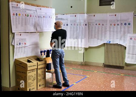 Mauro Scrobogna /LaPresse 03. Oktober 2021 Rom, Italien Politik 2021 Kommunalwahlen in Rom, römer wählen neuen Bürgermeister auf dem Foto: Wahloperationen in einem Wahllokal im Stadtteil Monteverde Stockfoto