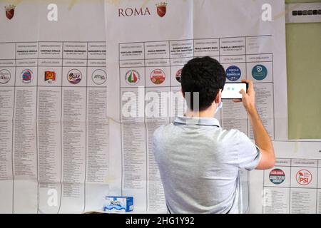 Mauro Scrobogna /LaPresse 03. Oktober 2021 Rom, Italien Politik 2021 Kommunalwahlen in Rom, römer wählen neuen Bürgermeister auf dem Foto: Wahloperationen in einem Wahllokal im Stadtteil Monteverde Stockfoto