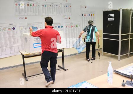 Mauro Scrobogna /LaPresse Oktober 03, 2021&#xa0; Rom, Italien Politik 2021 Kommunalwahlen in Rom, römer wählen neuen Bürgermeister auf dem Foto: Wahloperationen in einem Wahllokal im Stadtteil Monteverde Stockfoto