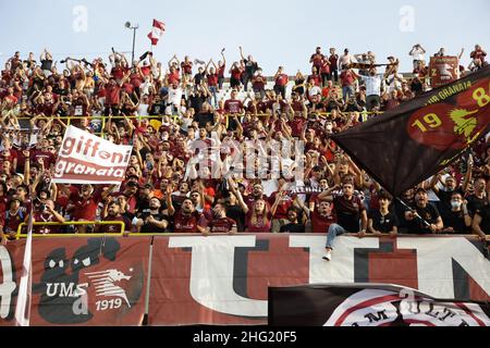 Alessandro Garofalo/LaPresse 02. Oktober 2021 Salerno, Italien Sportfußball Salernitana vs Genua - Italienische Fußballmeisterschaft Liga A 2021/2022 - Arechi Stadion. Im Bild: Supporter (US Salernitana 1919); Stockfoto