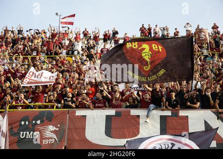 Alessandro Garofalo/LaPresse 02. Oktober 2021 Salerno, Italien Sportfußball Salernitana vs Genua - Italienische Fußballmeisterschaft Liga A 2021/2022 - Arechi Stadion. Im Bild: Supporter (US Salernitana 1919); Stockfoto