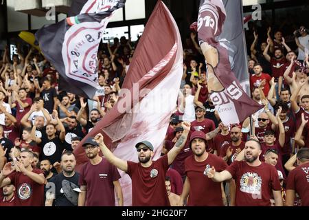 Alessandro Garofalo/LaPresse 02. Oktober 2021 Salerno, Italien Sportfußball Salernitana vs Genua - Italienische Fußballmeisterschaft Liga A 2021/2022 - Arechi Stadion. Im Bild: Supporter (US Salernitana 1919); Stockfoto