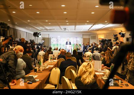 Foto Fabio Sasso/LaPresse 04/10/2021 - Napoli - ItaliaPoliticaElezioni Comunali 2021, il nuovo sindaco di Napoli Gaetano ManfrediNella foto: la conferenza stampa del nuovo sindaco di Napoli Prof. Gaetano Manfredi presso l&#X2019;Hotel Terminus di Piazza Garibaldi Foto Fabio Sasso/LaPresse 04/10/2021 - Neapel - ItalienPolitikKommunalwahlen 2021, der neue Bürgermeister von Neapel Gaetano ManfrediAuf dem Foto: Die Pressekonferenz Stockfoto