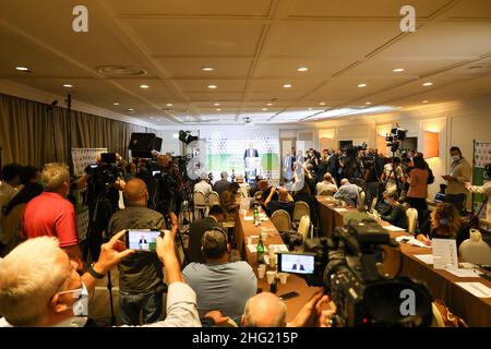 Foto Fabio Sasso/LaPresse 04/10/2021 - Napoli - ItaliaPoliticaElezioni Comunali 2021, il nuovo sindaco di Napoli Gaetano ManfrediNella foto: la conferenza stampa del nuovo sindaco di Napoli Prof. Gaetano Manfredi presso l&#X2019;Hotel Terminus di Piazza Garibaldi Foto Fabio Sasso/LaPresse 04/10/2021 - Neapel - ItalienPolitikKommunalwahlen 2021, der neue Bürgermeister von Neapel Gaetano ManfrediAuf dem Foto: Die Pressekonferenz Stockfoto