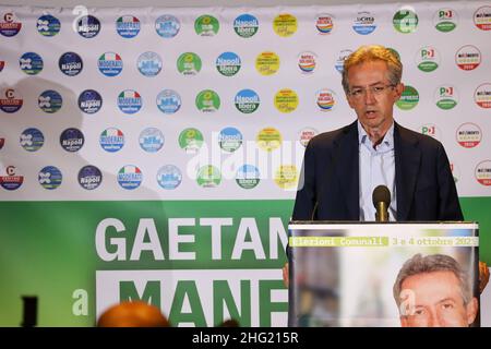 Foto Fabio Sasso/LaPresse 04/10/2021 - Napoli - ItaliaPoliticaElezioni Comunali 2021, il nuovo sindaco di Napoli Gaetano ManfrediNella foto: la conferenza stampa del nuovo sindaco di Napoli Prof. Gaetano Manfredi presso l&#X2019;Hotel Terminus di Piazza Garibaldi Foto Fabio Sasso/LaPresse 04/10/2021 - Neapel - ItalienPolitikKommunalwahlen 2021, der neue Bürgermeister von Neapel Gaetano ManfrediAuf dem Foto: Die Pressekonferenz Stockfoto