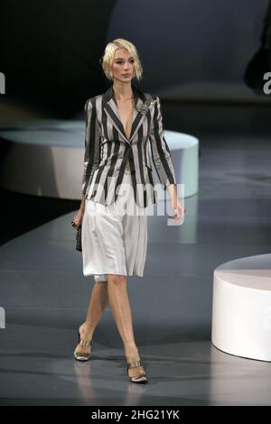 Ein Model trägt eine Kreation aus der Giorgio Armani Frühjahr/Sommer 2009 Damenkollektion während der Mailänder Frauen-Modewoche in Mailand, Italien. *** Lokale Bildunterschrift *** - Stockfoto
