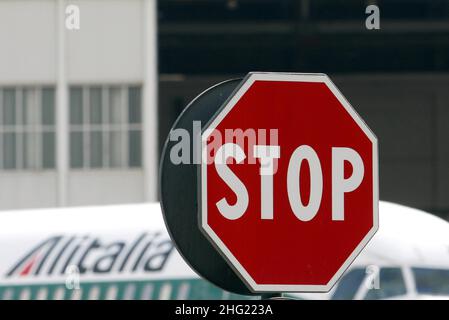 Flughafen Fiumicino in Rom, Aliatalias Flugzeuge und Arbeiter Stockfoto