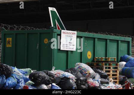 Flughafen Fiumicino in Rom, Aliatalias Flugzeuge und Arbeiter Stockfoto