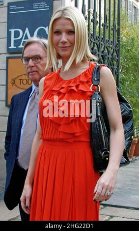 Gwyneth Paltrow wird gesichtet, mit Freunden in Tod's, Mailand, einkaufen zu gehen. Stockfoto