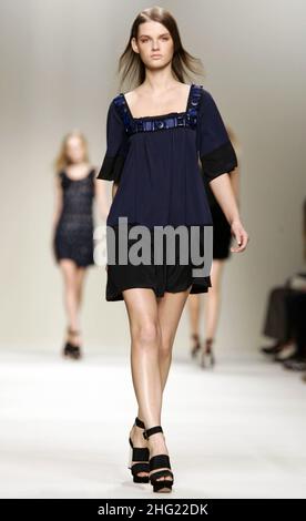 Während der Frühjahr/Sommer 2008/2009-Kollektion von Les Copains auf der Mailänder Fashion Week in Mailand, Italien, läuft ein Model auf dem Laufsteg. Stockfoto