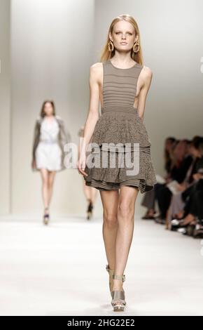 Während der Frühjahr/Sommer 2008/2009-Kollektion von Les Copains auf der Mailänder Fashion Week in Mailand, Italien, läuft ein Model auf dem Laufsteg. Stockfoto