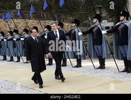 Der italienische Premier Silvio Berlusconi und der britische Premierminister Gordon Brown bei ihrem Treffen in der Villa Madama Stockfoto