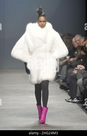 Ein Model auf dem Katzenspaziergang trägt ein Design von Iceberg während der Milan Fashion Week. Stockfoto