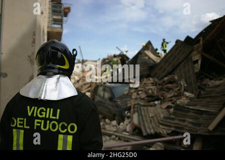 Die Rettungskräfte durchsieben nach dem Erdbeben weiterhin die Trümmer Stockfoto