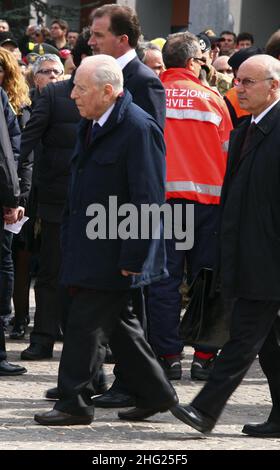 Der ehemalige italienische Präsident Carlo Azeglio Ciampi kommt, um den Opfern des Erdbebens in L'Aquila, Italien, seinen Respekt zu zollen Stockfoto