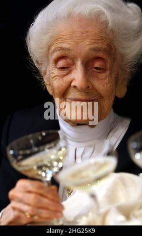 Rita Levi Montalcini, die italienische Neurologe und Senatorin für das Leben, Nobelpreisträgerin für Medizin 1986, bei einer Pressekonferenz zu ihrem 100. Geburtstag in Rom. Montalcini wird am 22. April 100 Jahre alt. Der italienische Wissenschaftler erhielt 1986 den Nobelpreis für Medizin zusammen mit Stanley Cohen aus den Vereinigten Staaten für Entdeckungen von Mechanismen, die das Wachstum von Zellen und Organen regulieren. Stockfoto