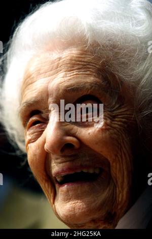 Rita Levi Montalcini, die italienische Neurologe und Senatorin für das Leben, Nobelpreisträgerin für Medizin 1986, bei einer Pressekonferenz zu ihrem 100. Geburtstag in Rom. Montalcini wird am 22. April 100 Jahre alt. Der italienische Wissenschaftler erhielt 1986 den Nobelpreis für Medizin zusammen mit Stanley Cohen aus den Vereinigten Staaten für Entdeckungen von Mechanismen, die das Wachstum von Zellen und Organen regulieren. Stockfoto