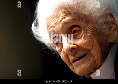 Rita Levi Montalcini, die italienische Neurologe und Senatorin für das Leben, Nobelpreisträgerin für Medizin 1986, bei einer Pressekonferenz zu ihrem 100. Geburtstag in Rom. Montalcini wird am 22. April 100 Jahre alt. Der italienische Wissenschaftler erhielt 1986 den Nobelpreis für Medizin zusammen mit Stanley Cohen aus den Vereinigten Staaten für Entdeckungen von Mechanismen, die das Wachstum von Zellen und Organen regulieren. Stockfoto