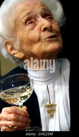 Rita Levi Montalcini, die italienische Neurologe und Senatorin für das Leben, Nobelpreisträgerin für Medizin 1986, bei einer Pressekonferenz zu ihrem 100. Geburtstag in Rom. Montalcini wird am 22. April 100 Jahre alt. Der italienische Wissenschaftler erhielt 1986 den Nobelpreis für Medizin zusammen mit Stanley Cohen aus den Vereinigten Staaten für Entdeckungen von Mechanismen, die das Wachstum von Zellen und Organen regulieren. Stockfoto